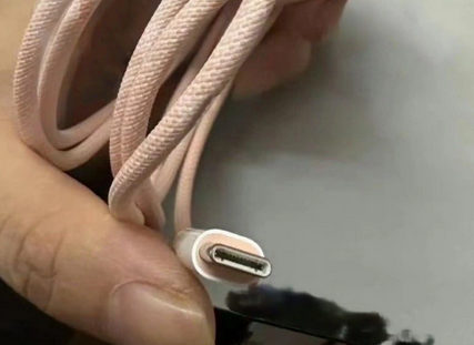 隆回苹果15维修店分享iPhone15USB-C数据线长啥样